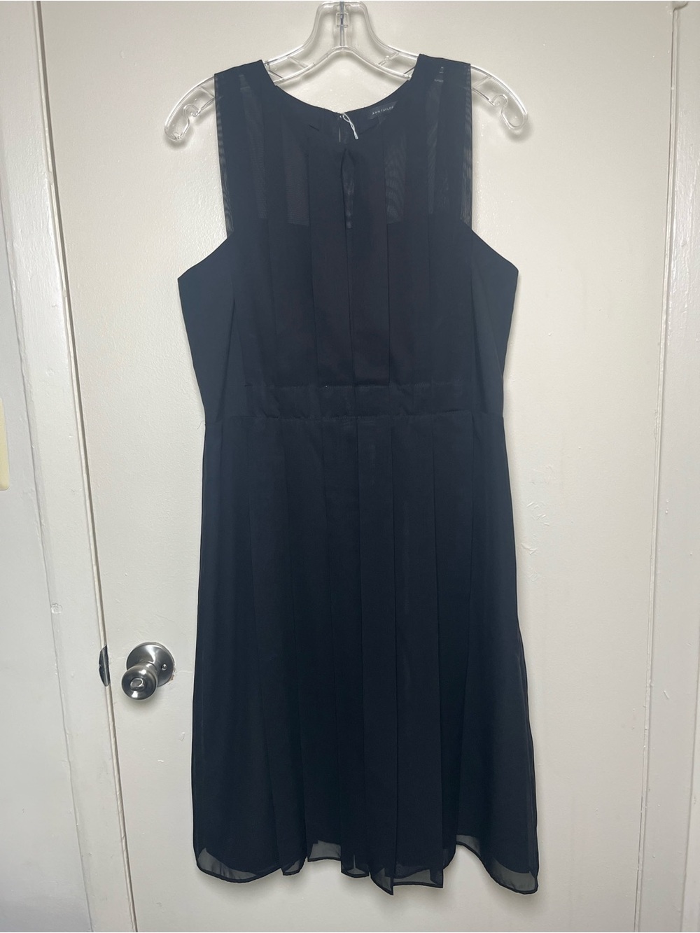 Women’s Ann Taylor Pleated Midi Dress in Black Size 10 NWOT